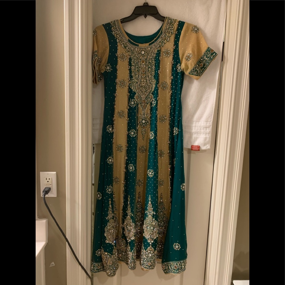 Dabka Kaam daar fancy kali frauk..